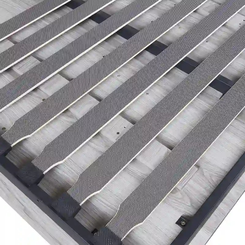 Le lit escamotable en bois peut être replié dans un meuble.