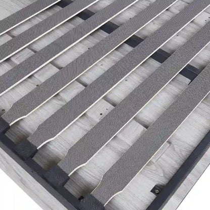 Le lit escamotable en bois peut être replié dans un meuble.