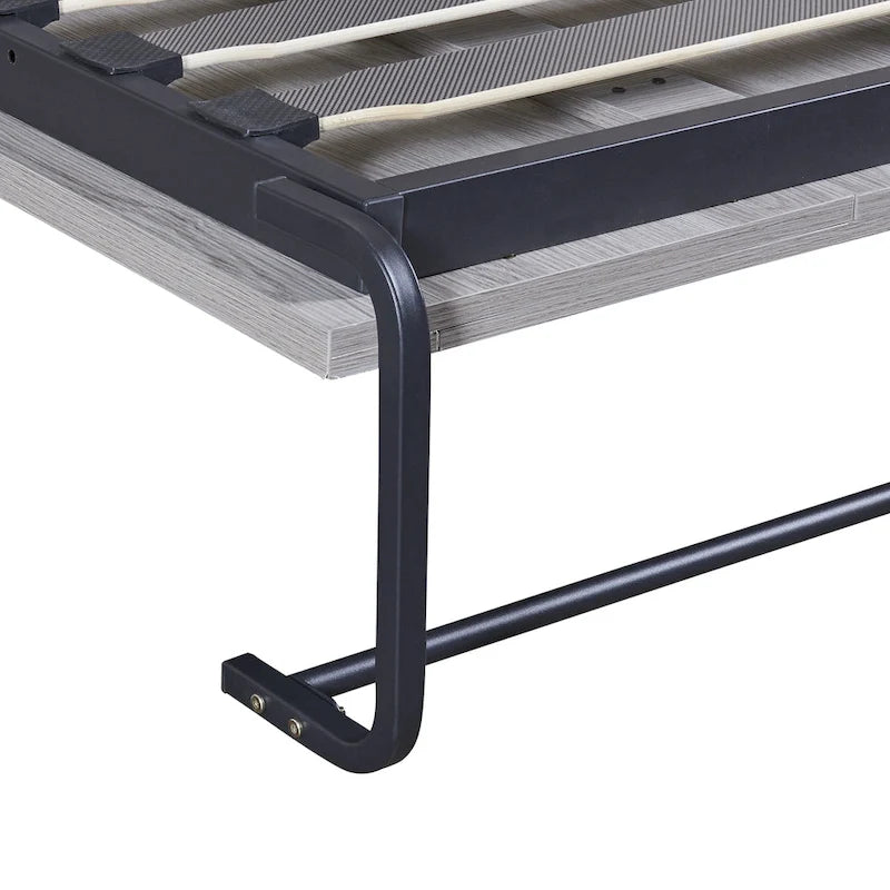 Le lit escamotable en bois peut être replié dans un meuble.