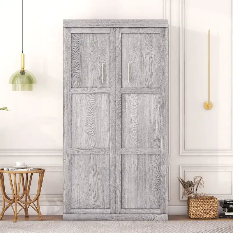 Le lit escamotable en bois peut être replié dans un meuble.