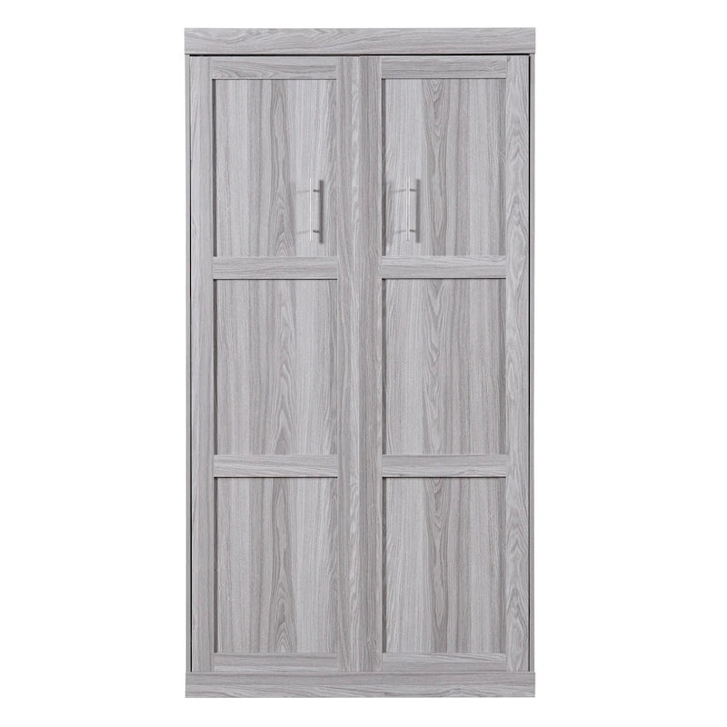 Le lit escamotable en bois peut être replié dans un meuble.