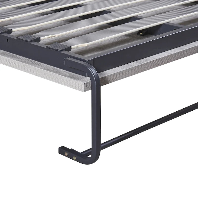 Le lit escamotable en bois peut être replié dans un meuble.