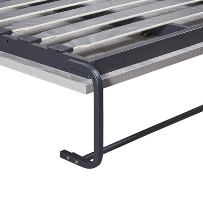 Le lit escamotable en bois peut être replié dans un meuble.