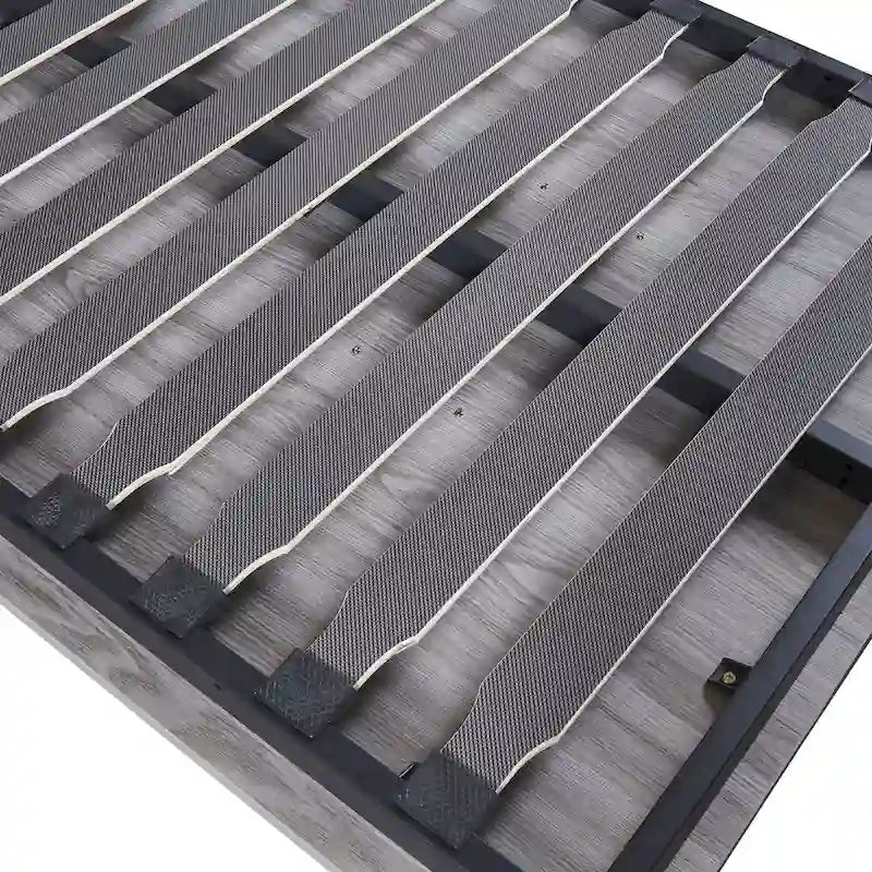 Le lit escamotable en bois peut être replié dans un meuble.