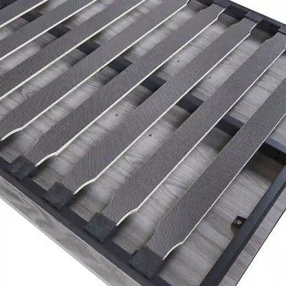 Le lit escamotable en bois peut être replié dans un meuble.