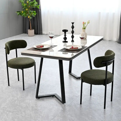 Ensemble de 2 chaises de salle à manger rondes modernes, revêtues de tissu bouclé, dossier incurvé et pieds en métal peint en noir.