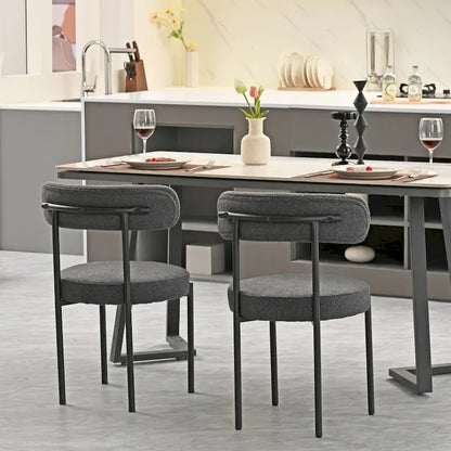 Ensemble de 2 chaises de salle à manger rondes modernes, revêtues de tissu bouclé, dossier incurvé et pieds en métal peint en noir.