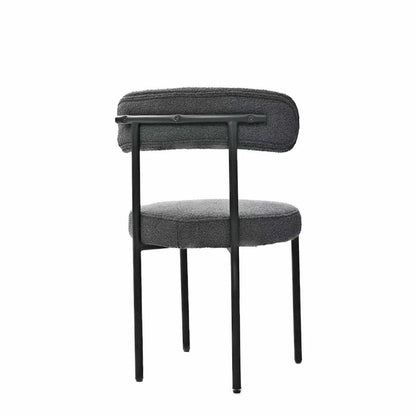 Ensemble de 2 chaises de salle à manger rondes modernes, revêtues de tissu bouclé, dossier incurvé et pieds en métal peint en noir.