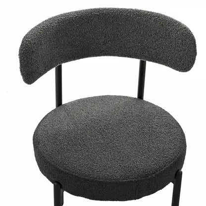 Ensemble de 2 chaises de salle à manger rondes modernes, revêtues de tissu bouclé, dossier incurvé et pieds en métal peint en noir.