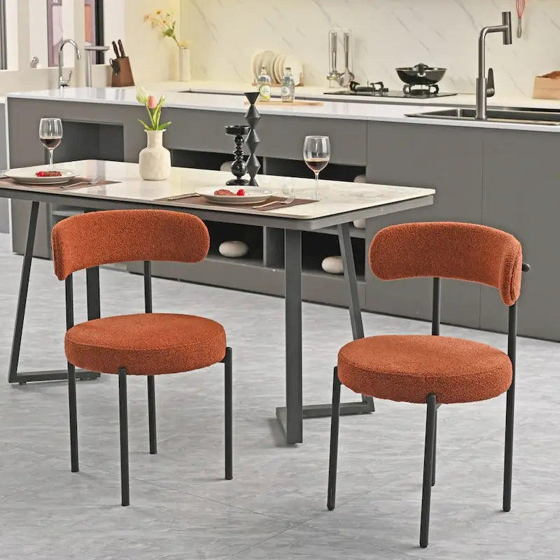 Ensemble de 2 chaises de salle à manger rondes modernes, revêtues de tissu bouclé, dossier incurvé et pieds en métal peint en noir.