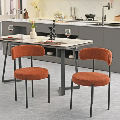 Ensemble de 2 chaises de salle à manger rondes modernes, revêtues de tissu bouclé, dossier incurvé et pieds en métal peint en noir.