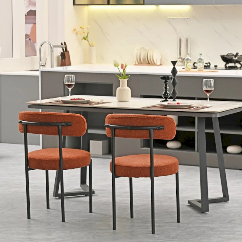 Ensemble de 2 chaises de salle à manger rondes modernes, revêtues de tissu bouclé, dossier incurvé et pieds en métal peint en noir.