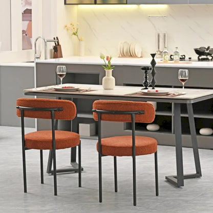 Ensemble de 2 chaises de salle à manger rondes modernes, revêtues de tissu bouclé, dossier incurvé et pieds en métal peint en noir.