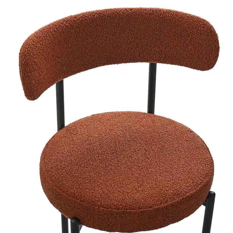 Ensemble de 2 chaises de salle à manger rondes modernes, revêtues de tissu bouclé, dossier incurvé et pieds en métal peint en noir.