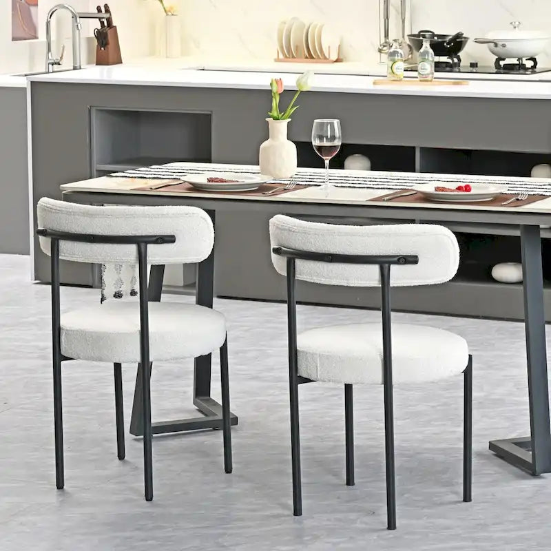 Ensemble de 2 chaises de salle à manger rondes modernes, revêtues de tissu bouclé, dossier incurvé et pieds en métal peint en noir.