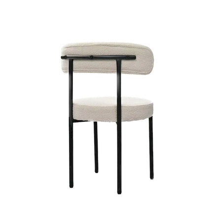 Ensemble de 2 chaises de salle à manger rondes modernes, revêtues de tissu bouclé, dossier incurvé et pieds en métal peint en noir.