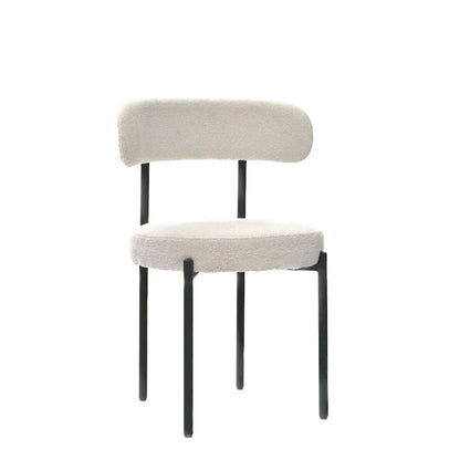 Ensemble de 2 chaises de salle à manger rondes modernes, revêtues de tissu bouclé, dossier incurvé et pieds en métal peint en noir.