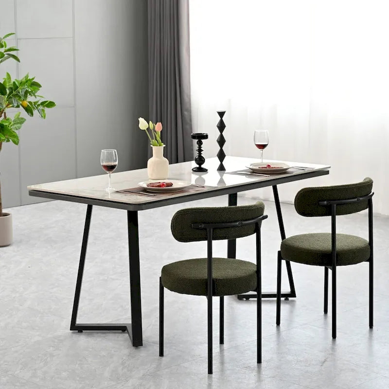 Ensemble de 2 chaises de salle à manger rondes modernes, revêtues de tissu bouclé, dossier incurvé et pieds en métal peint en noir.