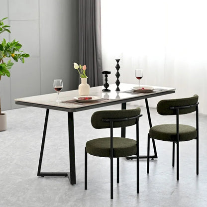 Ensemble de 2 chaises de salle à manger rondes modernes, revêtues de tissu bouclé, dossier incurvé et pieds en métal peint en noir.